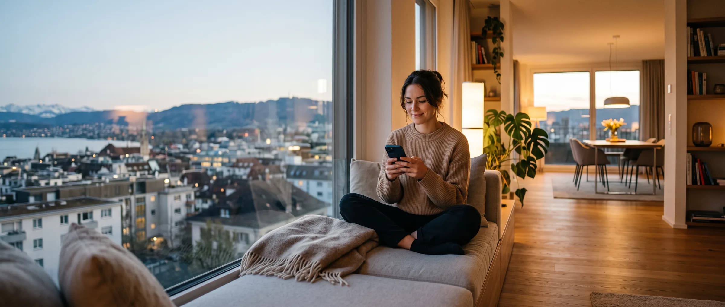Bewohnerin zu Hause mit Smartphone — weniger Anrufe zur Hausordnung bei der Verwaltung